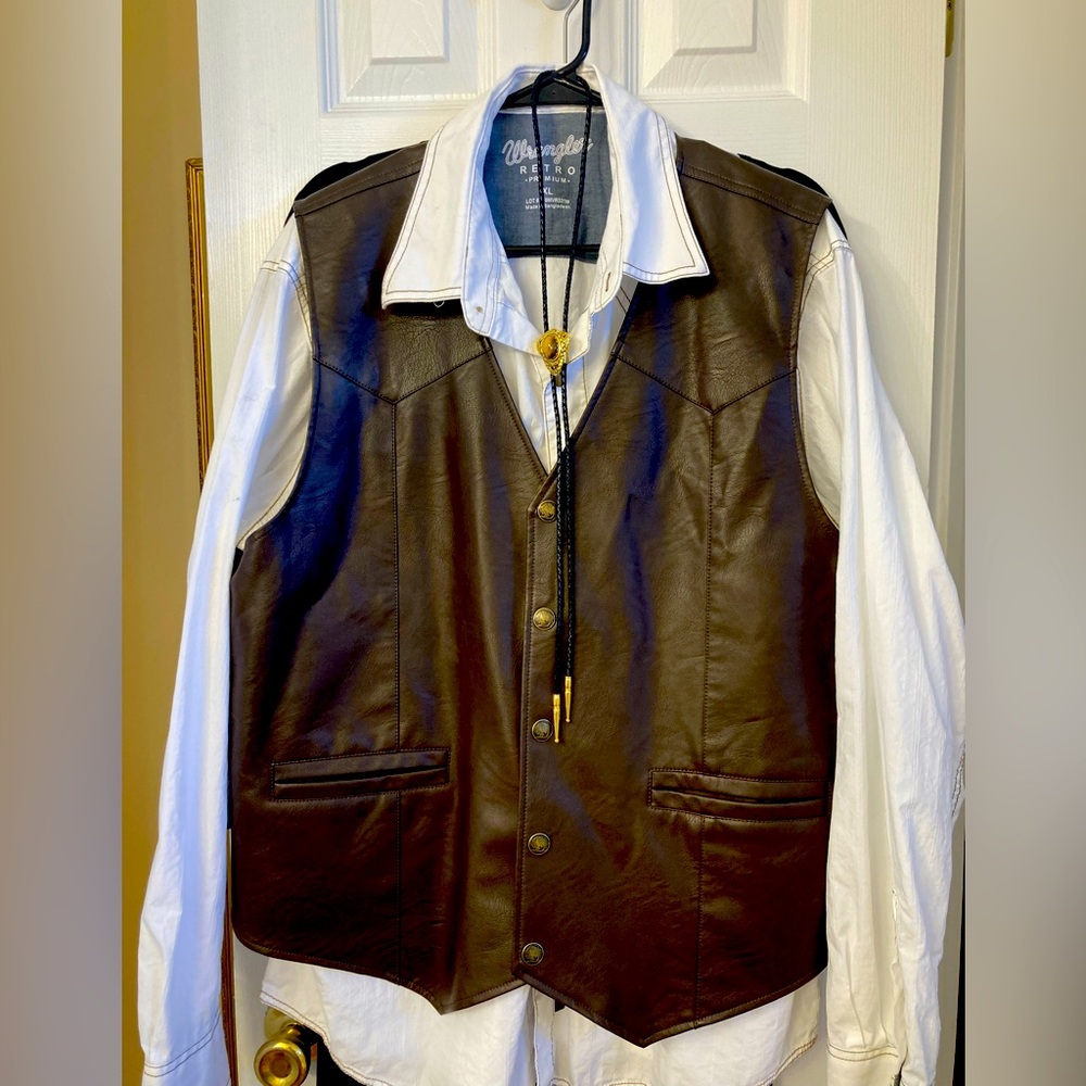 XL Cody Johnson Brown XL Wrangler Retro Premium white shirt with brown bolo